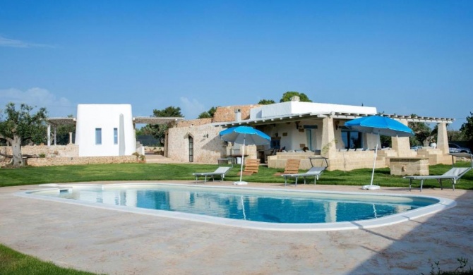 Luxurious Villa in Torre Suda with Jacuzzi