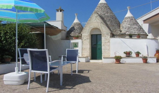 Trullo Mariuccia con un vasto giardino immerso nel silenzio