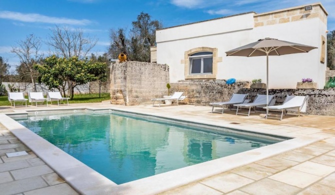 Detached villa with garden, private swimming pool, 9 km from the coast